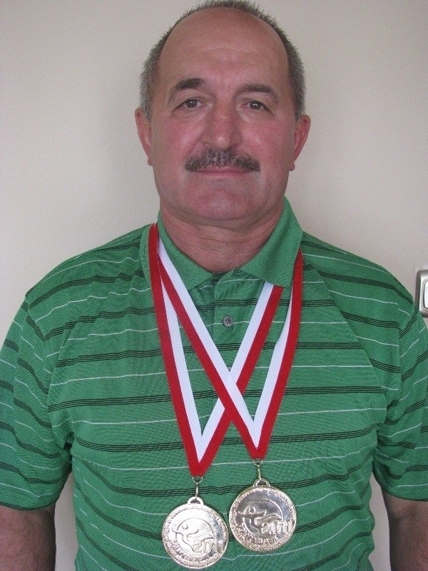 Jan Klemendorf dumnie prezentuje dwa złote medale zdobycie na Igrzyskach Polonijnych.