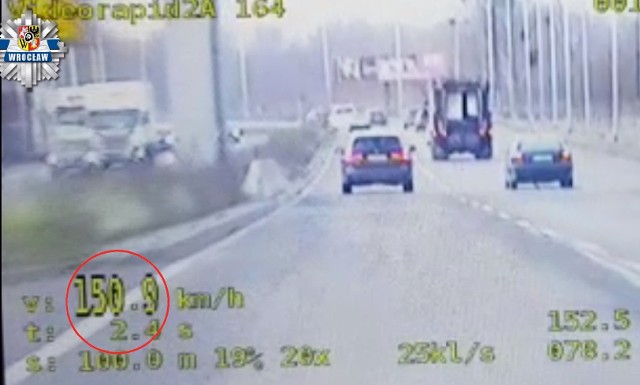Pędzącą BMW kobietę nagrała policyjna kamera.