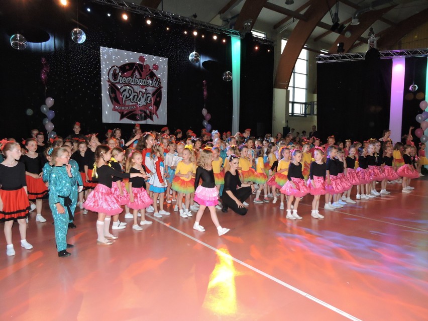 Piąte urodziny zespołu Cheerleaderki Pasja - 180 tancerek na parkiecie! [ZDJĘCIA, WIDEO]