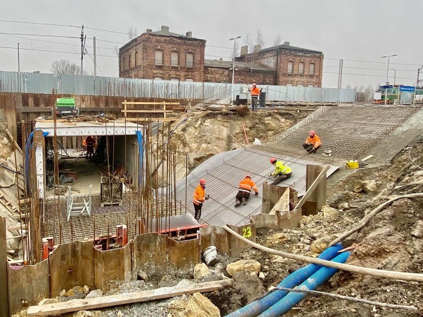 Widać już konstrukcje tunelu pod torami kolejowymi, drugi...