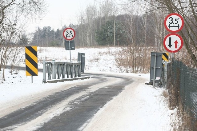 Obecnie na mostku znaki są, tyle, że jeden z nich został odwrócony.