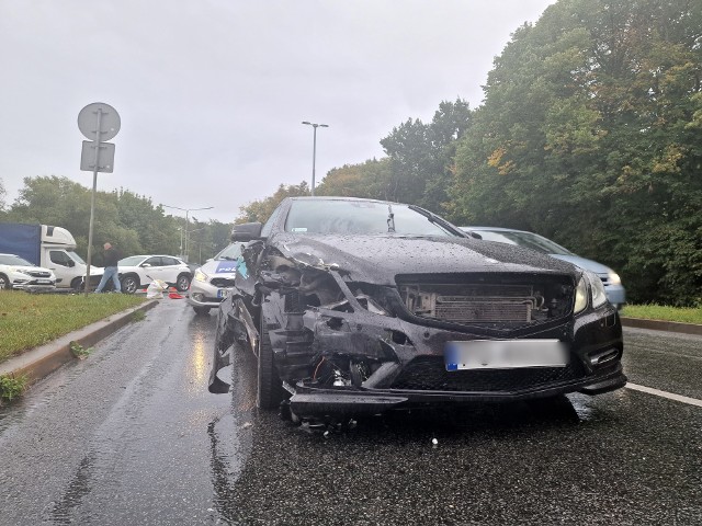 Kolizja na ul. Gdańskiej w Koszalinie. Zderzyły się dwa auta