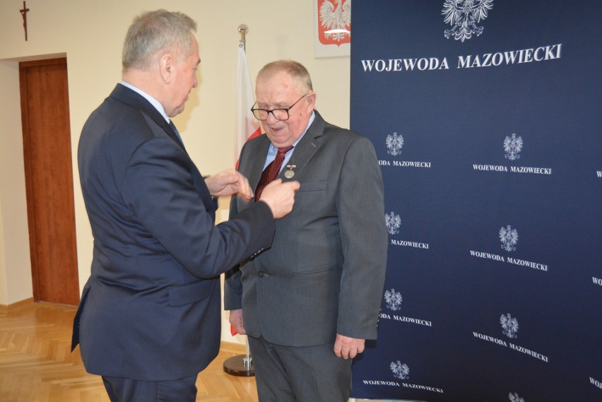 Ostrołęka. Nagrodzeni odznaką "Zasłużony dla rolnictwa". Wyróżnienia wręczył wicepremier Henryk Kowalczyk. 13.02.2023