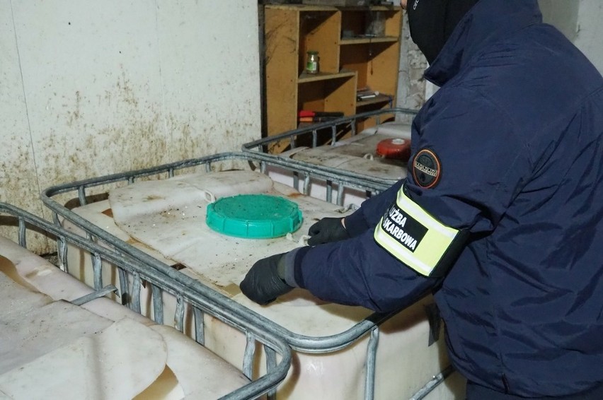 Wieką bimbrownię ukryli w stodole. 5 osób zatrzymanych w gminie Sokoły