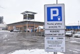 Klienci masowo dostają "mandaty" za bezpłatne parkowanie przy sklepach. Tak można unieważnić opłatę!