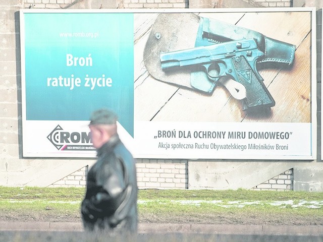 W Polsce naruszenie miru domowego (np. wdarcie się do cudzego domu) jest przestępstwem. ROMB chce, by wprowadzić nową kategorię pozwolenia na broń -  dla ochrony miru omowego