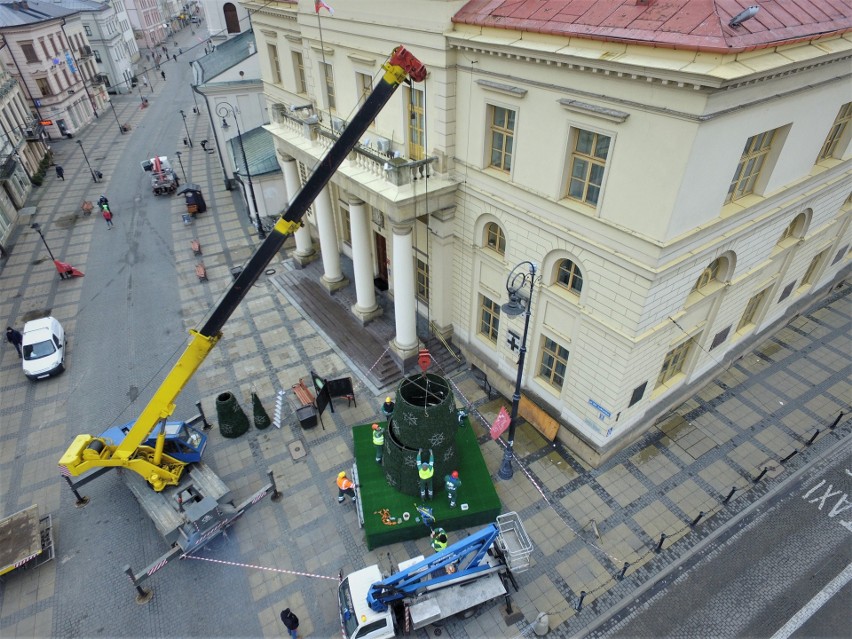 Choinka przed lubelskim ratuszem została ustawiona we wtorek...