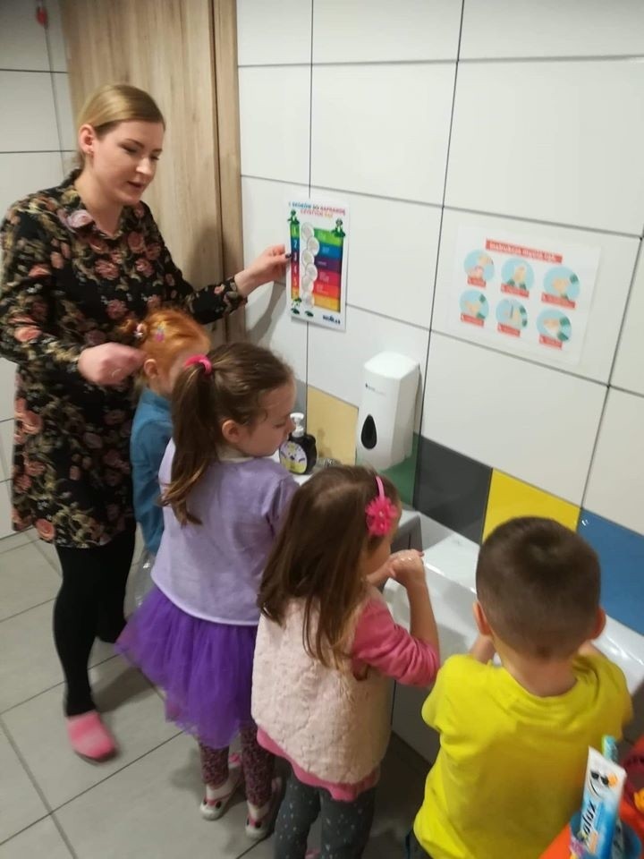Sanepid w przedszkolu. Dzieci uczyły się, jak prawidłowo myć ręce (zdjęcia)
