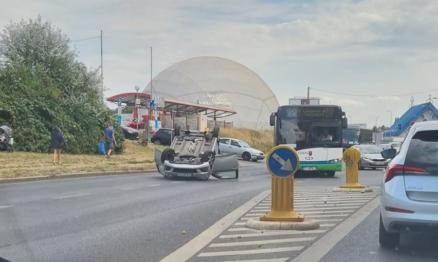 Dachowanie auta na ulicy Staszica w Szczecinie