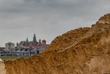 Kraków. Wielka dziura i hałdy ziemi na Błoniach. Układają rury