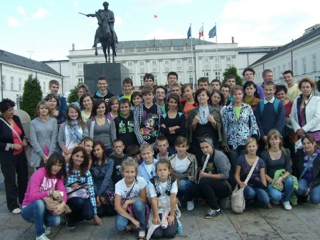 W połowie września dzieci i młodzież ze szkół w Kluczewsku, Dobromierzu i Olesznie zostały zaproszone przez Konstantego Miodowicza na wycieczkę do Sejmu.