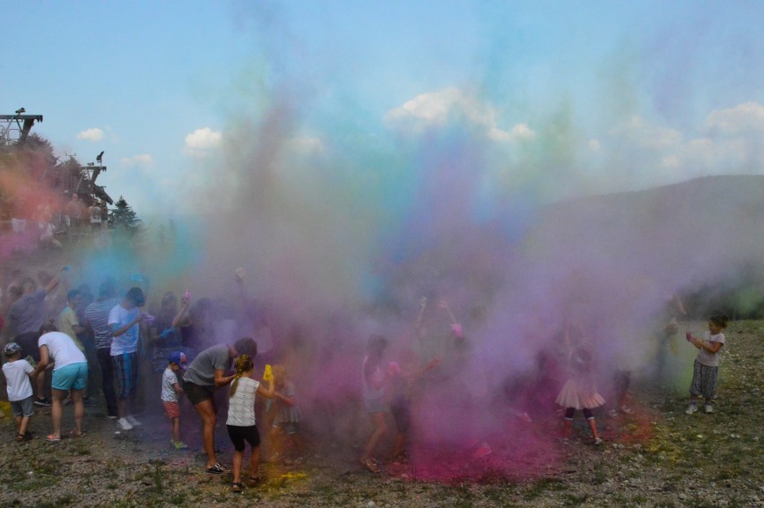 Holi Festival w Myślenicach. Kolorowe proszki w powietrzu [ZDJĘCIA]