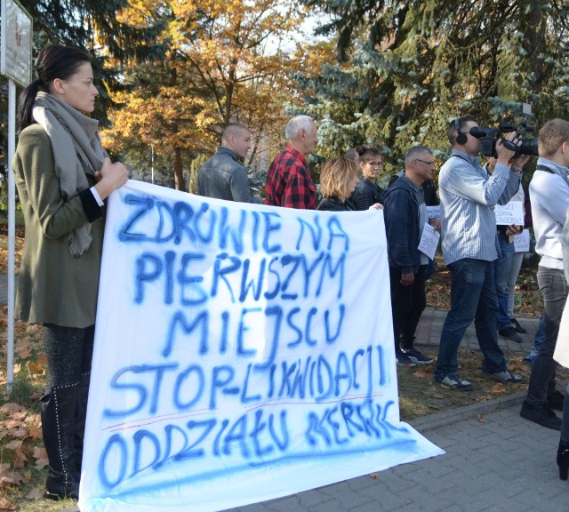 Protest pacjentów w sprawie zamknięcia oddziału nerwic na radomskich Krychnowicach.