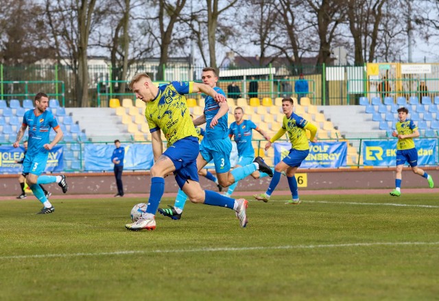 Mecz Elany (żółto-niebieskie stroje) z Włocłavią to jeden z hitów weekendów