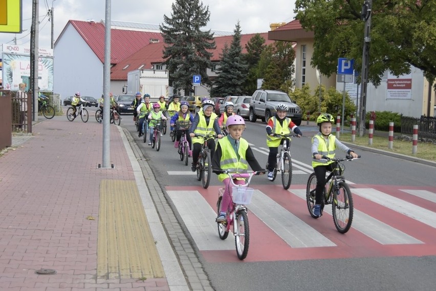 Niepołomice promują zrównoważony transport. Warsztaty rowerowe pod okiem policji [ZDJĘCIA]