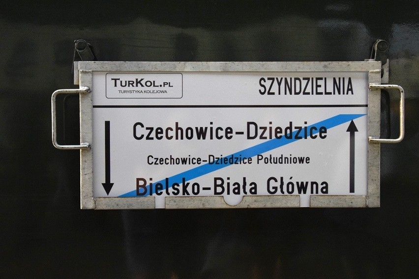 Do Czechowic-Dziedzic przyjechał pociąg retro. Ale dworzec też jak z lat 70 ZDJĘCIA