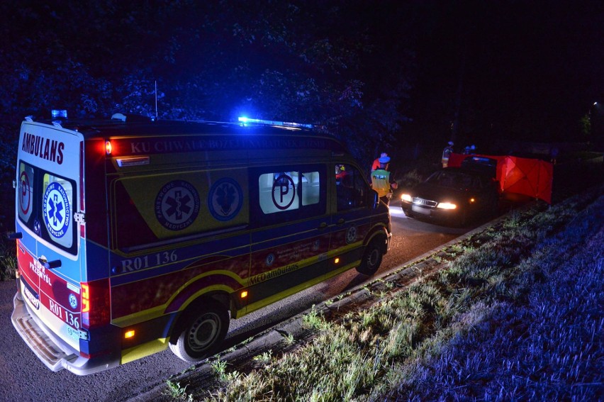 Tragiczny wypadek w Zadąbrowiu koło Przemyśla. Na leżącego na drodze mężczyznę najechał 18-letni kierujący audi [ZDJĘCIA]