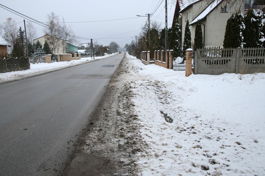 Na ulicy Posłowickiej w Kielcach nie ma chodnika. Dzieci brną w zaspach do szkoły. Na przebudowę drogi potrzeba kilkadziesiąt milionów    