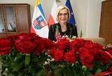 Nowy, przytulny gabinet marszałek Renaty Janik. Morze kwiatów, rodzinne zdjęcia, mnóstwo aniołów. Zobaczcie zdjęcia i film
