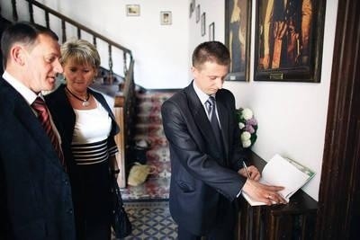 Na zdjęciu autor podpisuje jeden z egzemplarzy swojej książki podczas Dni Otwartych w Pałacu w Łęgu Tarnowskim, które odbyły się pod patronatem "Dziennika Polskiego"