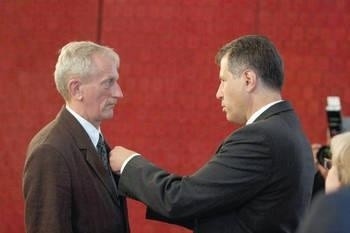 W lipcu Krzysztof Durek (z lewej) odebrał w Belwederze Krzyż Oficerski Orderu Odrodzenia Polski. Fot. Leszek Górak