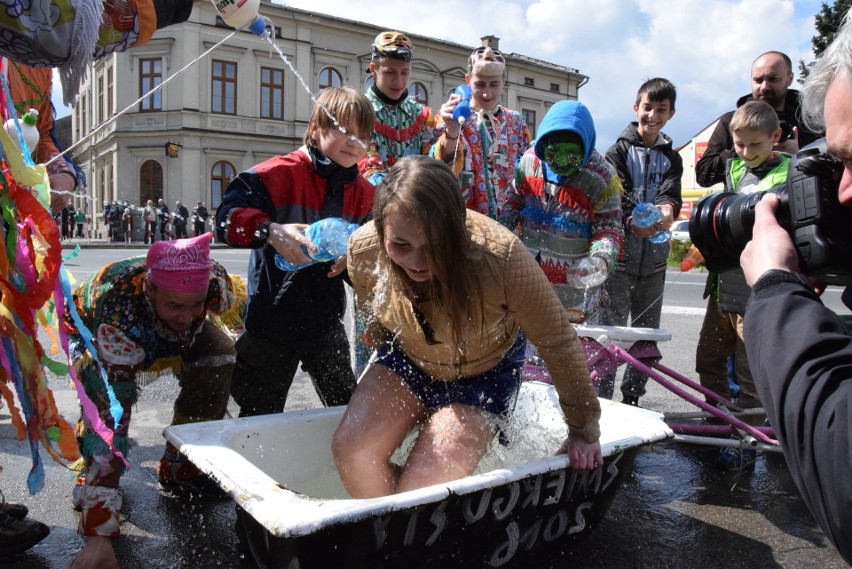 Wilamowskie Śmiergusty 2017: Wyjątkowy śmigus-dyngus, czyli wszystkie panny mokre ZDJĘCIA