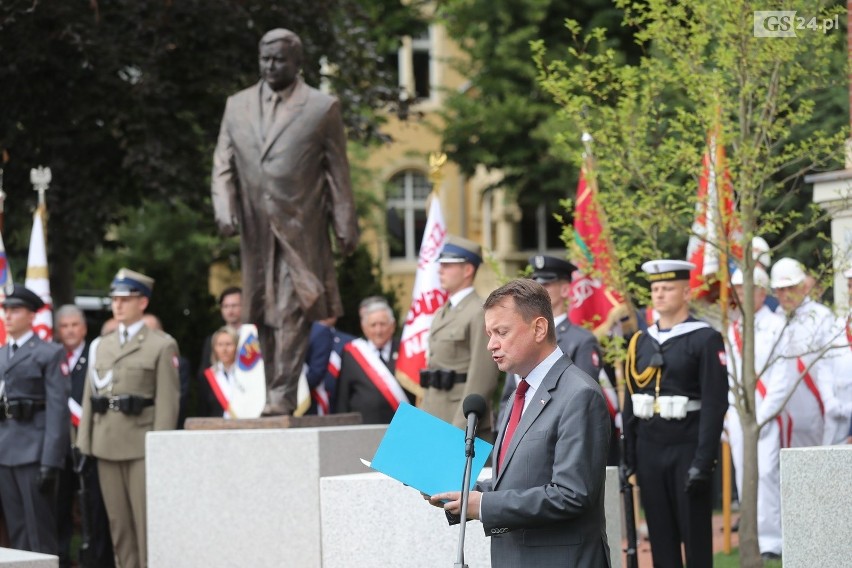 Pomnik Lecha Kaczyńskiego w Szczecinie odsłonięty z pompą. Prezydent w dynamicznej pozie, zamyślony nad Polską  [ZDJĘCIA]