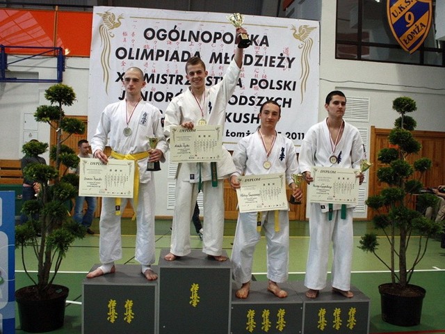 Maciej Laskowski (pierwszy z prawej) wywalczył w Łomży brązowy medal.