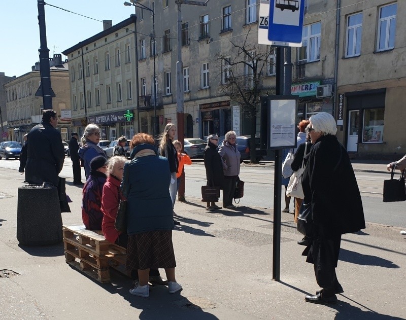 Wiata z ławką z palet.