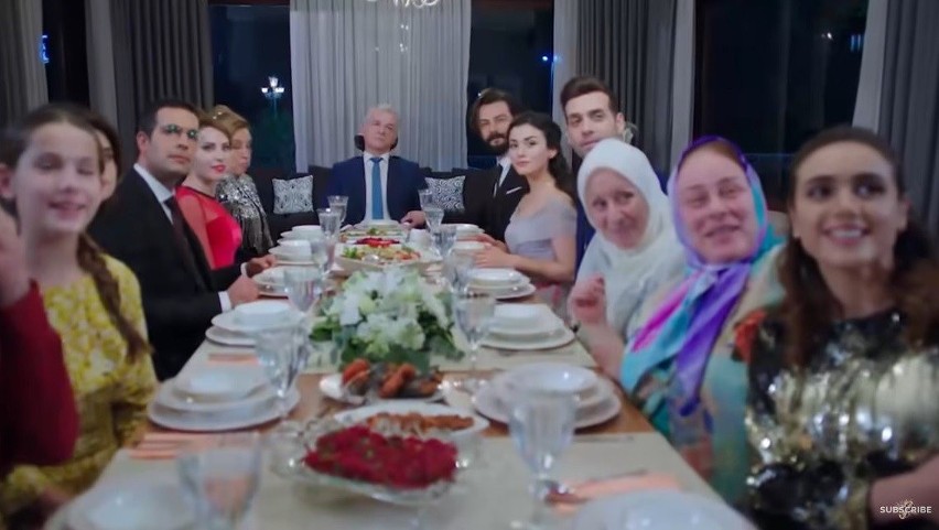 "Przysięga" odcinek 228. Uroczysta kolacja z okazji ślubu Reyhan i Emira. Rodzina dowie się, gdzie jest Suna? [STRESZCZENIE ODCINKA]