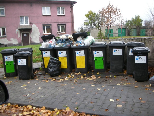 Według mieszkańca głównym motywem wystroju architektonicznego w Świętochłowicach są kosze na śmieci