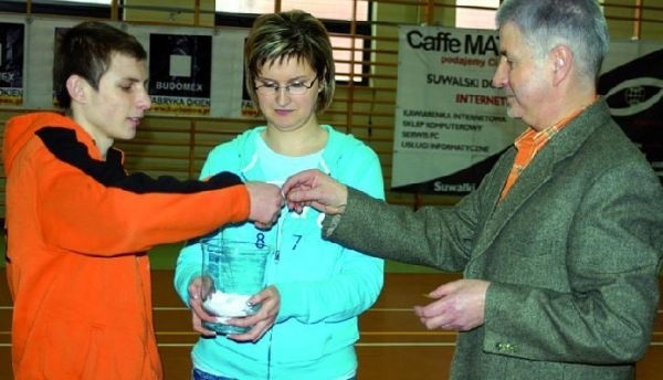 150 losów w loterii fantowej sprzedało się w mig. Szczęśliwców losował wychowanek ośrodka, a trofea rozdzielał dyrektor Ośrodka Szkolno-Wychowawczego w Gołdapi Stanisław Dzierwa (z prawej).