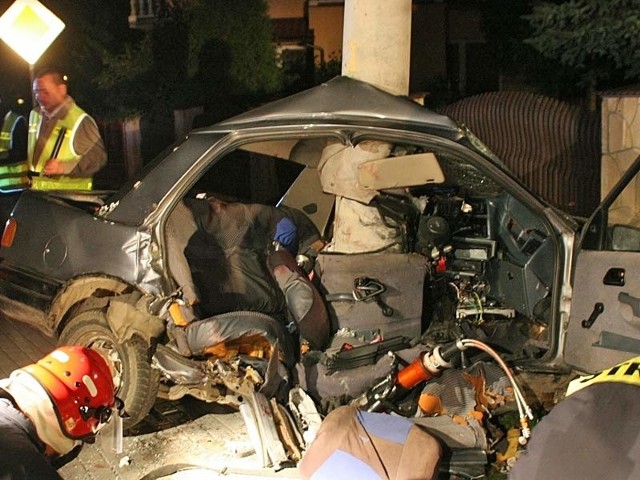 Wnętrze wraku samochodu po zakończeniu akcji ratowniczej.