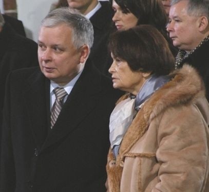 Jadwiga Kaczyńska obok Lecha Kaczyńskiego. Z tyłu Jarosław Kaczyński