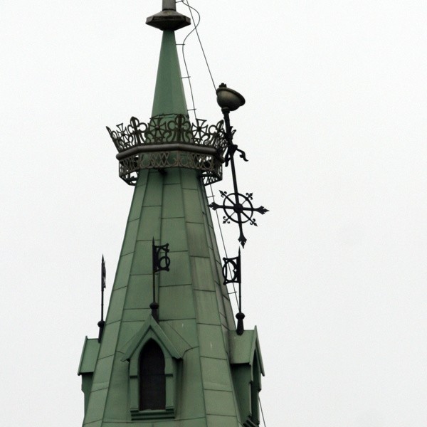 Wiatr złamał ok. 2 - 2,5 m krzyż na wieży kościoła na...