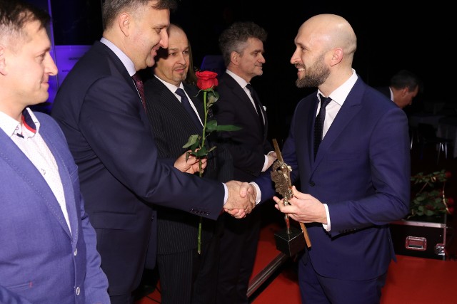 Paweł Wijas został trenerem roku 2017 w powiecie pińczowskim. Szkoleniowiec Nidy Pińczów otrzymał pamiątkową statuetkę.