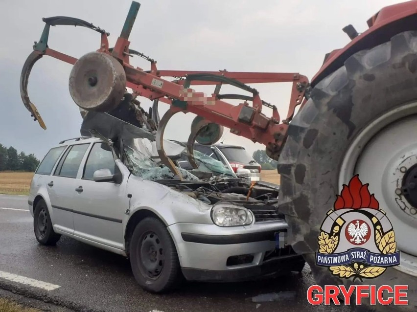 Zderzenie pojazdów z ciągnikiem rolniczym w powiecie gryfickim [ZDJĘCIA]