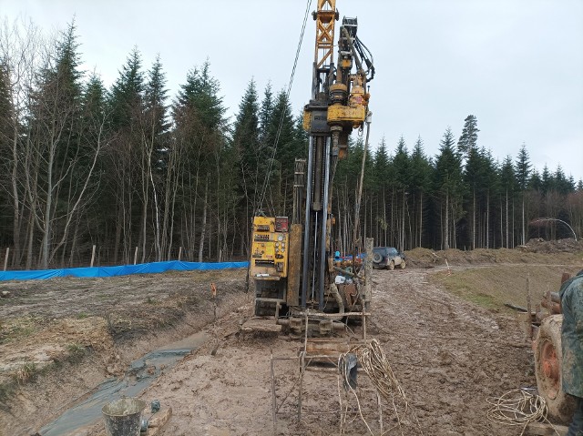 Na budowie drogi ekspresowej S19 Rzeszów Południe – Babica prowadzone są badania inklinometryczne służące do monitoringu geotechnicznego. W tym celu wykorzystuje się inklinometr, czyli przyrząd stosowany do badania kąta wychylenia względem pionu. Jest to jedno z najstarszych i najbardziej wszechstronnych urządzeń stosowanych do monitorowania geomechaniki. Pomiary inklinometryczne wywodzą się z monitoringu osuwisk.