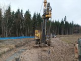 Inklinometr na budowie S19 Rzeszów Południe - Babica. Bada przemieszczanie się mas ziemnych w głębi gruntu
