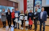 Uczniowie Ekonomika w Stalowej Woli najlepsi na Podkarpaciu. Zwyciężyli w prestiżowym turnieju „Finanse w pigułce”