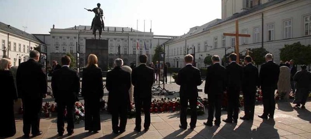 Delegacje klubów parlamentarnych złożyły w poniedziałek kwiaty pod Pałacem Prezydenckim