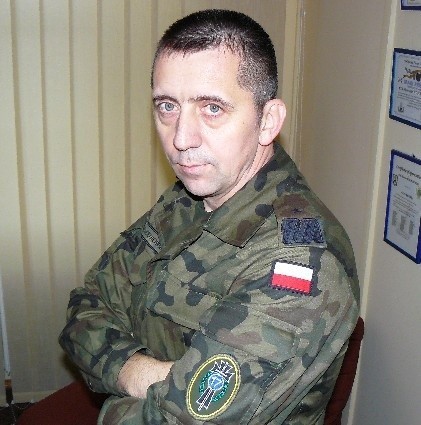 Gen. bryg. Sławomir Wojciechowski ma 45 lat. Jest absolwentem Wyższej Szkoły Oficerskiej Wojsk Obrony Przeciwlotniczej i Akademii Obrony Narodowej oraz Joint Services Command ans Staff College w Wielkiej Brytanii. W br. ukończył Studium Polityki Obronnej oraz uzyskał tytuł Master Degree w zakresie studiów strategicznych w USArmy War College w Carlisle w Pensylwanii w USA. W 2005 r. był szefem sztabu Wielonarodowej Dywizji Centrum-Południe w Iraku. Od 15 września br. jest dowódcą 17. Wielkopolskiej Brygady Zmechanizowanej w Międzyrzeczu i Wędrzynie.