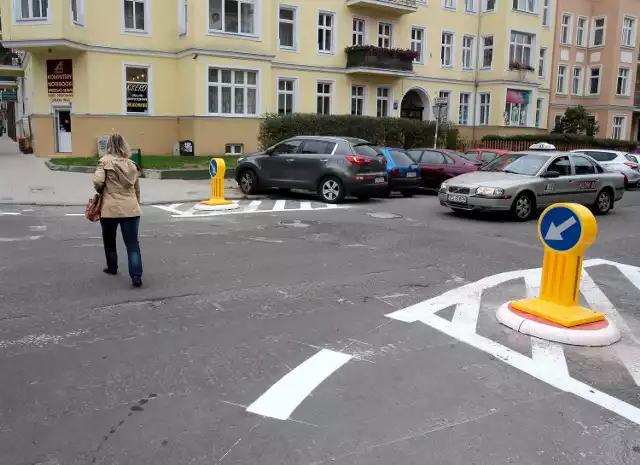 Przejście przez ulicę Bolesława Śmiałego w nowej odsłonie, czyli  bez oznakowania. To miejsce próby dla pieszych i kierowców.
