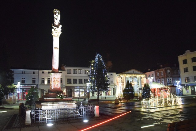 Fantazyjne konstrukcje świetlne na fontannach, świetlisty anioł, wielka choinka, kurtyny świateł na zabytkowym ratuszu i przyległych do rynku uliczkach - zobacz, jak wygląda świąteczna iluminacja Olesna.