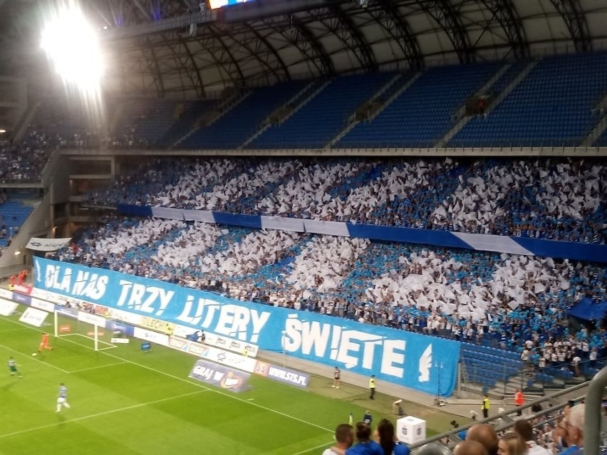 Na stadionie piłkarskim można znaleźć szereg różnorodnych...