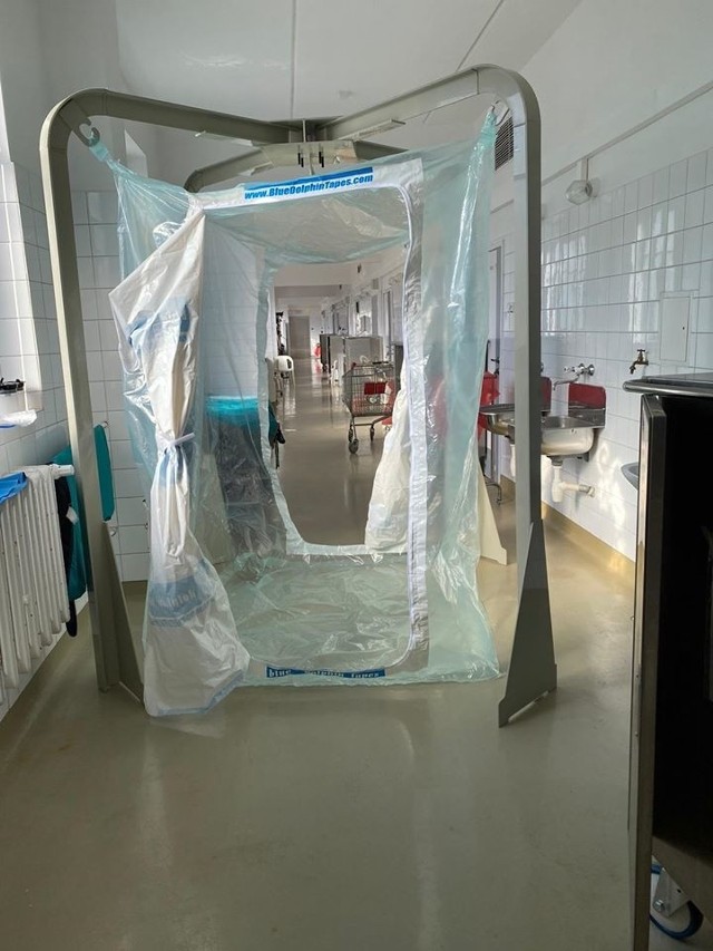 Szpital Uniwersytecki w Zielonej Górze poinformował w czwartek o pomyślnym teście nowej, mobilnej śluzy, która ma służyć pracownikom szpitala do przemieszczania się i odkażania. 