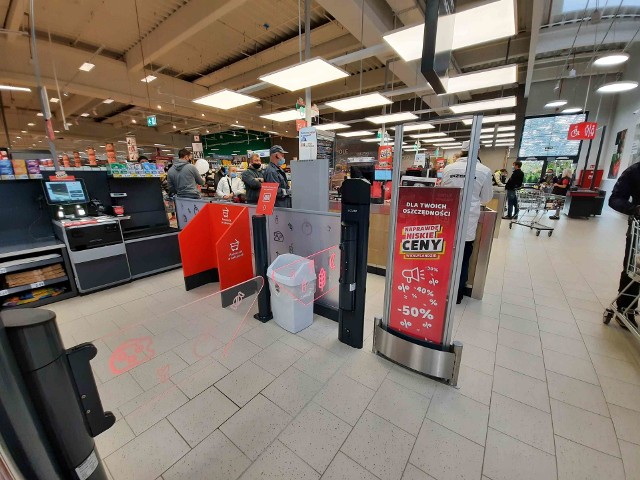 W zmodernizowanych sklepach Kaufland (tu Kaufland Katowice) jest po 6 kas samoobsługowych.Zobacz kolejne zdjęcia. Przesuwaj zdjęcia w prawo - naciśnij strzałkę lub przycisk NASTĘPNE 