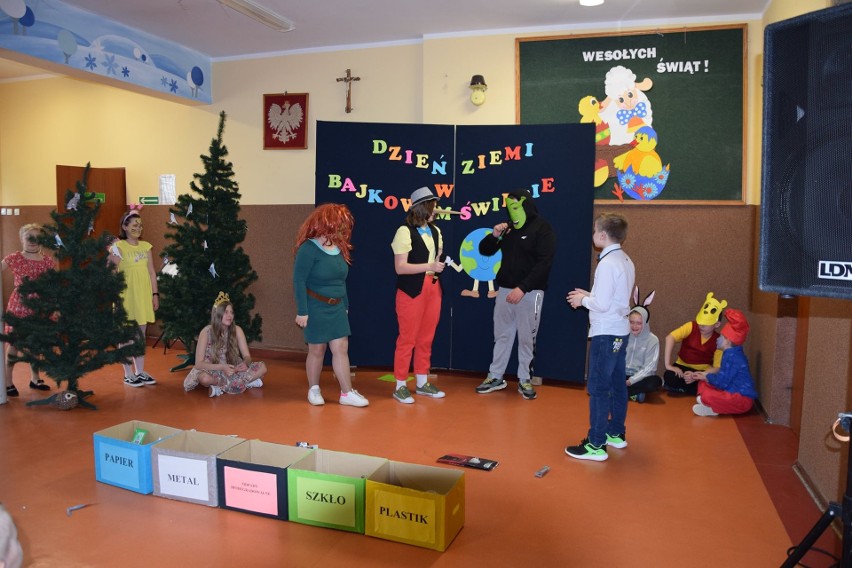Dzień Ziemi w bajkowym świecie ekobohaterów w Szkole Podstawowej w Niedźwicach. Zobacz zdjęcia 
