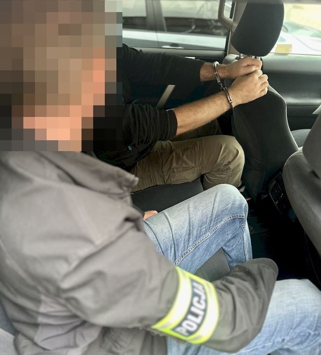 Policjanci z Pucka zatrzymali poszukiwanego listem gończym 50-letniego mężczyznę z powiatu puckiego, którego  doprowadzili do warszawskiej celi.