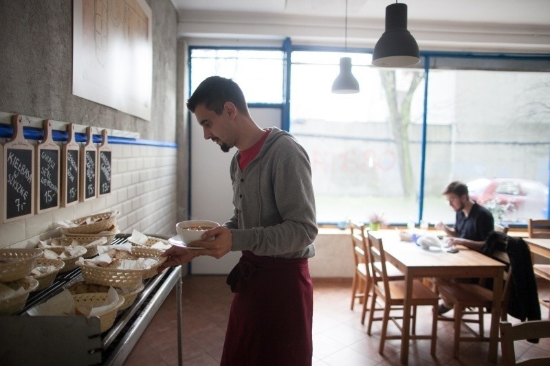 GORĄCA KIEŁBASIARNIA ŁÓDŹ. GORĄCA KIEŁBASIARNIA W ŁODZI [zdjęcia, film, MENU] Gorąca kiełbasiarnia